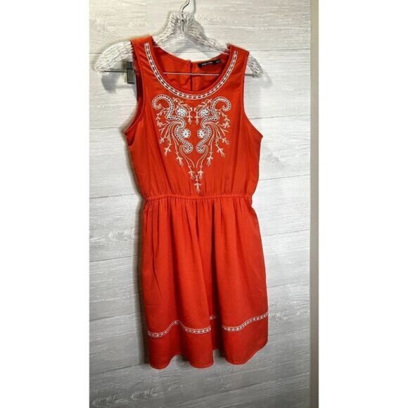 Doe & Rae Women's Scoop neck Sleeveless Embroidered Mini Dress - Picture 3 of 8